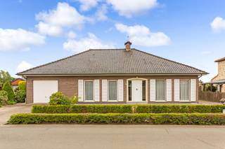 Deze woning is gelegen in een rustige buurt en toch dicht bij het centrum van Dessel.De indeling is de volgende:Via de inkomhal kan je rechts naar de...