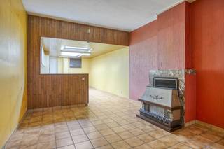 MISE EN PAGE : Rez-de-chaussée : - Hall d'entrée avec escalier menant au premier étage et toilettes invités - Espace séparé pouvant servir d'espace...