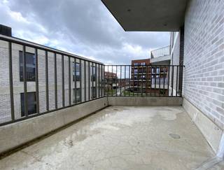 !Het appartement bevindt zich in een modern woonproject, dichtbij het centrum in een verkeersluwe omgeving uitgevend op een aangelegd groengebied. Het appartement met een bewoonbare opp. van 67 m² situeert zich op de tweede verdieping, in Residentie “De Weverij“ die voorzien is van een lift. Deze energiezuinige unit beschikt over een royaal hoekterras. U stapt binnen in de inkomhal die doorgeeft naar de lichtrijke leefruimte met een open keuken uitgerust met toestellen. Verder beschikt u over een apart toilet, één volwaardige slaapkamer met ensuite de badkamer. U beschikt over een vaste autostandplaats in de ondergronds gelegen garage. Maandelijkse lasten: €50. Beschikbaar: 01/12/2026. Bent u op zoek naar een ergonomisch en lichtrijk appartement? Voor meer informatie of bezoek, neem contact op: info@immodeprins.be – 03/ 500 14 17.Bekijk ons volledig aanbod www.immodeprins.be