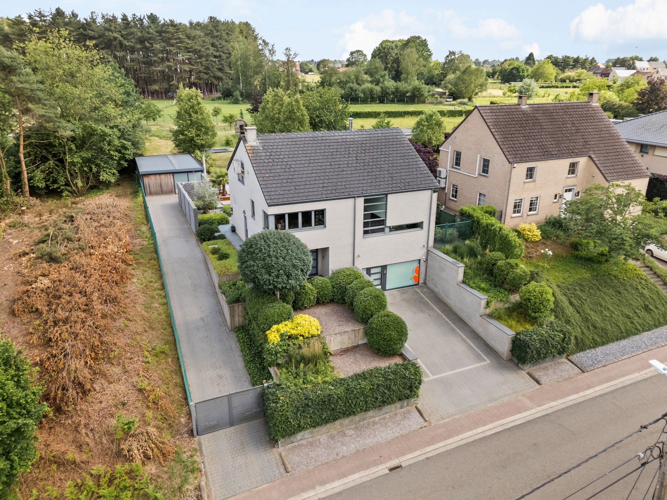 Exclusive villa with pool, jacuzzi, sauna, and exceptional garden on a plot of 2846m². - photo 4