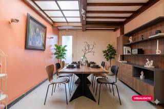 Gelegen in de Wandelingstraat, een zijstraat van de Veemarkt in Kortrijk, vinden we deze instapklare woning met 3 slaapkamers. Dankzij de centrale ligging nabij het stadscentrum en vlotte verbindingen naar belangrijke invalswegen, geniet je hier van optimaal wooncomfort. De gezellige leefruimte, de ruime kamers en het zonnige terras zijn slechts enkele van de vele troeven. Op zoek naar vastgoed in Kortrijk? Dan is dit zeker een bezoek waard!Indeling:Gelijkvloers:- inkomhal met praktische bureauruimte- gezellige zithoek met gaskachel- comfortabele keuken met zicht op het terras- aangename eethoek- badkamer voorzien van douche, lavabomeubel en toilet- leuk, zonnig terrasEerste verdieping:- de master bedroom- tweede slaapkamer met doorgang naar de zolderverdiepingTweede verdieping:- twee af te werken kamers, ideaal als extra slaapkamer(s) en/of hobbyruimte / zolderDeze AI-visualisaties zijn bedoeld als inspiratie. Er werd geen rekening gehouden met technische specificaties, stedenbouwkundige voorschriften of de concrete mogelijkheden tot realisatie.Benieuwd naar meer?Contacteer Valentine Duquesne via 0493/25 32 62 of valentine.duquesne@dewaele.comDit pand is onderworpen aan de renovatieverplichting van de Vlaamse overheid voor residentiële gebouwen (behoudens bij sloop binnen 5 jaar na de aankoop). Consulteer voor meer informatie de website van het Vlaams Energie- en Klimaatagentschap via https://www.vlaanderen.be/een-woning-kopen/renovatieverplichting-voor-residentiele-gebouwenBestuursmaatregelen in het maatregelenregister: nee