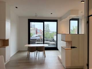 Lichtrijk en energiezuinig 2-slaapkamerappartement met terrassen in Antwerpen-Berchem<br /><br />Ontdek dit prachtig gerenoveerde en energiezuinige appartement gelegen in het hart van Oud-Berchem. Het appartement werd in 2020 volledig vernieuwd en afgewerkt volgens hedendaags comfort. Winkels, scholen, supermarkten en openbaar vervoer bevinden zich op wandelafstand. Ook het station Antwerpen-Berchem ligt op slechts 500 meter en dankzij de nabijgelegen invalswegen is er een uitstekende bereikbaarheid.<br /><br />GA NAAR WWW.DEBOERENPARTNERS.BE OM RECHTSTREEKS UW ONLINE AFSPRAAK IN TE PLANNEN<br /><br />Indeling:<br />Inkomhal, apart toilet met wastafel, ruime en lichtrijke leefruimte met aansluitend een volledig geïnstalleerde open keuken voorzien van inductiekookplaat, ingebouwde koelkast en diepvries, oven, microgolfoven en vaatwasser. Verder beschikt het appartement over een praktische berging met aansluiting voor wasmachine en droogkast.<br /><br />Het appartement telt twee slaapkamers, waarvan 1 voorzien van akoestische en verduisterende binnenluiken. De strak afgewerkte badkamer beschikt over een dubbele wastafel en een ruime inloopdouche.<br /><br />Daarnaast zijn er twee aangename terrassen, afgewerkt met plantenbakken en met een open en groen uitzicht.<br /><br />Bijzonderheden: <br />Volledig gerenoveerd in 2020<br />BEN-appartement<br />Vloerverwarming<br />Driedubbele beglazing<br />Zonneschermen<br />6 zonnepanelen<br />Twee terrassen<br />Gemeenschappelijke fietsenberging<br />Algemene kosten: €70 per maand voor onderhoud en gebruik van de gemeenschappelijke delen<br />Beschikbaar vanaf 01/12