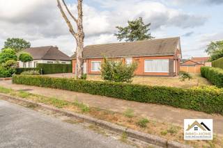Deze mooie instapklare bungalow vinden we terug in een heel rustige omgeving net buiten het centrum van Wachtebeke. Breedte perceel 24m, zorgt voor mogelijkheden! De ruime inkomhal gaat over in de centrale gang die alle ruimtes in het pand met elkaar verbindt. Aan de rechterkant komen we in een riante lichtrijke leefruimte, waar de grote raampartijen zorgen voor veel lichtinval en aan aangenaam contact met de tuin en de omgeving. In de aanpalende keuken hebben we datzelfde gevoel, en langs deze weg kan je ook tot op het heel ruime terras en in de tuin komen. Verderop in de woning bevinden zich drie mooie slaapkamers, een badkamer met stijlvolle douche en een apart toilet. Helemaal op het einde kom je tot in de inpandige grote garage met afgescheiden wasruimte. Bovenop dit alles beschik je over een zeer grote opbergzolder. De woning is omgeven door een zeer grote tuin, waar het in alle rust genieten is van het buitenleven. Op de oprit voor en naast de woning is er dan weer plaats voor meerdere wagens. Bezoekdag zaterdag: 8/08 Inschrijven via mail naar Tommy@immo-home.be, geen telefonische inschrijvingen! Volg ons op Fb en Insta. Voor meer info: www.immo-home.be. GRATIS SCHATTING & GRATIS FINANCIEEL ADVIES