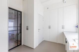 Deze instapklare, <strong>volledig gerenoveerde woning</strong> combineert hedendaags comfort met een praktische indeling.<br /><br />Bij het binnenkomen bevindt zich een inkomhal die eveneens ingericht werd als <strong>wasruimte</strong>. Daarnaast is de inkomhal ook voorzien van verschillende op maat gemaakte kasten. Verder is er een apart <strong>gastentoilet</strong>. De lichtrijke woonkamer sluit naadloos aan op de <strong>moderne keuken</strong>, die uitkijkt op het <strong>gezellige terras en de aangename tuin </strong>– ideaal om te ontspannen of gasten te ontvangen. Op de eerste verdieping bevindt zich een <strong>ruime slaapkamer </strong>met <strong>ingebouwde kasten</strong> en een <strong>comfortabele badkamer</strong> uitgerust met bad, douche, toilet en lavabo. De tweede verdieping telt nog <strong>twee slaapkamers</strong>, beide voorzien van praktische ingebouwde kasten.<br /><br />De woning werd energiezuinig gerenoveerd en beschikt over een uitstekende <strong>EPC-score van A+ (-4 kWh/(m² jaar))</strong>, mede dankzij de aanwezige <strong>zonnepanelen</strong>. Dit zorgt niet alleen voor een lagere energiefactuur, maar ook voor een toekomstgerichte en duurzame woonervaring. Het asbestattest vermeldt asbest, maar deze werd tijdens de renovatie verwijdert, waardoor er vandaag <strong>geen asbest</strong> meer aanwezig is.<br /><br />Wenst u een bezoek in te plannen? Contacteer Laura via <strong>0492 07 26 62</strong>