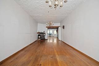 Gelegen in een rustige straat te Knokke-Heist, vindt u deze te renoveren woning met heel wat potentieel. Dit pand vormt de ideale kans voor wie op zoek is naar een woning die volledig naar eigen smaak kan worden ingericht, op een aangename en gegeerde locatie.<br /><br />U komt de woning binnen via de inkomhal, die toegang geeft tot de leefruimte. De woonkamer sluit mooi aan op de ruime keuken, wat zorgt voor een open en praktische indeling. Op het gelijkvloers is er eveneens een apart gastentoilet aanwezig. Verder omvat het gelijkvloers ook de badkamer. Vanuit de keuken bereikt u het terras, wat zorgt voor een aangename buitenruimte. <br /><br />Via de trap bereikt u de eerste verdieping, waar zich drie slaapkamers bevinden. Deze indeling maakt de woning geschikt voor zowel gezinnen als investeerders die op zoek zijn naar een project met meerwaarde.<br /><br />De combinatie van een rustige ligging en een functionele indeling maakt dit pand bijzonder interessant voor wie een woning volledig naar eigen wensen wil vernieuwen en afwerken.<br /><br />