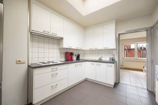 <p>Vlak aan het Gemeenteplein vinden we dit ruime duplexappartement terug verspreid over de tweede en derde verdieping van het gebouw. Het gebouw werd opgericht in 1999 en verkeert in degelijke staat. Alle meters zijn individueel wat steeds interessant is voor een eindgebruiker/investeerder. Op heden is het appartement verhuurd aan 1.148,97 €/maand exclusief kosten. Gunstige EPC-score met een label B! Er is geen lift aanwezig in het gebouw waardoor de maandelijkse kosten zeer beperkt zijn.</p><p>Indeling: Op de tweede verdieping vinden we 2 mooie slaapkamers met een badkamer met bad en dubbele lavabo terug. Er is hier ook een aparte washoek en afzonderlijk toilet. Op de derde verdieping vinden we vooraan een lichtrijke leefruimte terug. De aangrenzende keuken is voorzien van alle gemakken doch basic ingericht. Ook hier vinden we een afzonderlijk toilet. Achteraan is er dan een ruime slaapkamer met ensuite douchekamer. Via deze kamer is er ook een trap naar het dak met een aangelegd terras (doch zonder vergunning!). </p>