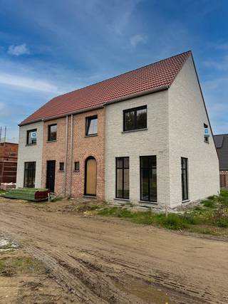 Hectaar is opgestart met de ruwbouwwerken van deze twee halfopen woningen in de Rooiveldstraat in Waardamme, een groene deelgemeente van Oostkamp. <br />Het project heeft een gunstige locatie met de E403 en E40 in de nabijheid, wat vlotte verbindingen garandeert.<br />Profiteer anderzijds van een lichtrijke woning met alle voorzieningen in de nabije omgeving.<br /><br /><strong>De indeling is als volgt:</strong><br />Gelijkvloers: inkomhal met apart gastentoilet, lichtrijke leefruimte met open keuken en een ruime berging.<br />Eerste verdieping: nachthal met apart toilet, 3 volwaardige slaapkamers, badkamer met ligbad, douche en dubbel lavabomeubel. <br />Zolder te bereiken via het zolderluik. <br /><br /><strong>Troeven van de woning:</strong>
<ul>
<li>Lucht-water warmtepomp</li>
<li>Duurzaam en energiezuinig wonen</li>
<li>Vloerverwarming op het gelijkvloers</li>
<li>Zonnepanelen</li>
<li>Regenwaterput (7.500l) aangesloten op toiletten, wasmachine en buitenkraan</li>
</ul>
<br /><strong>Oplevering is voorzien voorjaar 2026.</strong><br /><br />Graag meer informatie?<br />Neem contact met ons op voor meer informatie of plan een afspraak in op ons kantoor te Roeselare.