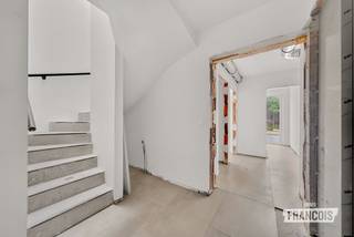GOED NIEUWS: DE PRIJS DAALT, UW WOONCOMFORT NIET!<br /><br />TIJDELIJK PRIJSVOORDEEL DANKZIJ 6% BTW INBEGREPEN IN DE CONSTRUCTIEPRIJS!<br /><br />NIEUWBOUWAPPARTEMENT MET TUIN EN TERRAS IN HARTJE ICHTEGEM<br /><br />Residentie Many – Engelstraat 137, 8480 Ichtegem<br /><br />Ontdek dit eigentijdse nieuwbouwappartement op de gelijkvloerse verdieping van Residentie Many, gelegen op een centrale en vlot bereikbare locatie in Ichtegem.<br /><br />Dankzij de ligging nabij het centrum bevinden diverse voorzieningen zich op wandelafstand, waaronder winkels, supermarkten, restaurants, scholen en andere dagelijkse faciliteiten. Een ideale combinatie van rustig wonen en alle comfort binnen handbereik.<br /><br />Het appartement beschikt over een bewoonbare oppervlakte van 85.69 m² en geniet dankzij de gelijkvloerse ligging over een aangename buitenruimte met terras en private tuin.<br /><br />De praktische indeling omvat een inkomhal, een apart gastentoilet, handige berging, badkamer, ruime leefruimte met open keuken en twee volwaardige slaapkamers.<br /><br />Dit appartement is energiezuinig omdat onder andere de verwarming gebeurt via een warmtepomp. Hierdoor heb je een E-peil van 28! Er is vloerverwarming voorzien in elke ruimte.<br /><br />De combinatie van een moderne nieuwbouw, een functionele indeling en een eigen tuin maakt dit appartement bijzonder geschikt voor zowel starters, koppels als wie comfortabel en toekomstgericht wil wonen.<br /><br />Mogelijkheid van parkeerplaats bij te kopen aan 3000€ (excl.kosten)<br /><br />Interesse in dit nieuwbouwappartement? Neem gerust contact met ons op voor meer informatie over dit appartement en de andere beschikbare units binnen Residentie Many.<br /><br />