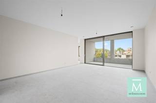 <p><span>Nieuwbouw appartement (Bijna Energie Neutraal) op een toplocatie in Mechelen</span></p><p><span>Op zoek naar een appartement gelegen op een toplocatie in Mechelen? Wel dit appartement is gelegen vlakbij het centraal station, de Leuvense Vaart en op wandelafstand van het centrum van Mechelen!</span></p><p><span>U komt binnen in de inkomhal met apart gastentoilet en een handige (was)berging. Hier heeft u ook ruimte genoeg om een vestiairehoek te creëren.</span></p><p><span>Van hieruit komt u in de grote leefruimte, die enorm veel lichtinval kent omwille van de grote raampartijen. Vanuit de woonkamer heeft u ook toegang tot een zeer ruim terras, waar u heerlijk kan vertoeven na een lange (werk)dag.</span></p><p><span>Naast de woonkamer bevindt zich een aparte ruimte waar u, met uitzicht op de vaart heerlijk kan telewerken of een hobbyruimte kan maken.</span></p><p><span>U beschikt met dit appartement over een open keuken, waar u geniet van alle comfort om een lekkere en gezonde maaltijd te bereiden.</span></p><p><span>Via de nachthal bereikt u 2 ruime slaapkamers en een badkamer met inloop douche, bad en lavabomeubel met dubbele lavabo.</span></p><p><span>U beschikt met dit appartement ook nog over een ruime kelderberging.</span></p><p><span>De auto kan u parkeren in de ondergrondse parking (2 stuks), die u dient bij te kopen voor 25000 euro.</span></p><p><span>De fiets kan u ook makkelijk kwijt in de diverse ondergrondse en afgesloten fietsenstallingen.</span></p><p><span>Op en top nieuwbouw wonen in het centrum van de bruisende stad Mechelen, op een toplocatie en toch met een vlotte verbinding naar Antwerpen-Brussel-Leuven?</span></p><p><span>Bel of mail ons en maak een afspraak voor meer info of een bezoek! (info@demakelaardij.be of 015/20.20.82)</span></p>