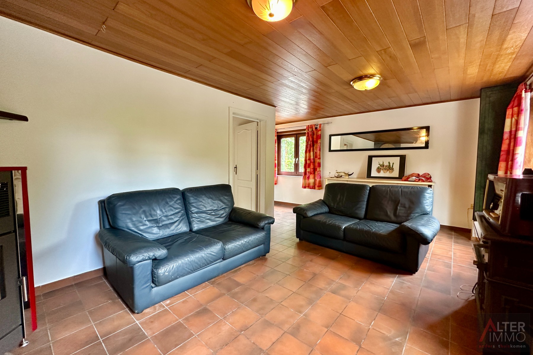 Gelijkvloerse woning (1970) met 2 slaapkamers, kelder en zolder (mogelijks in te richten) op perceel van 10a 30ca. - foto 5
