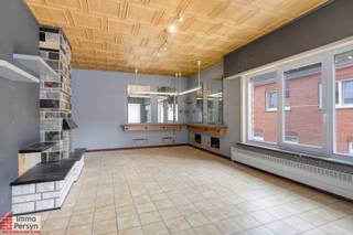Op de verbindingsweg tussen Rillaar en Tielt-Winge vinden we deze leuke op te frissen woning op een perceel van maar liefst 1166 m². De woning dateert van 1967 maar heeft door de jaren toch al enkele verbeteringen ondergaan. Deze woning had een inpandig kapsalon waardoor de mogelijkheid bestaat om deze ruimte opnieuw in te richten als kantoorruimte/handelsruimte. Deze ruimte was oorspronkelijk de leefruimte en kan dus gemakkelijk opnieuw bij de woning betrokken worden.<br /><br /><strong><u>Indeling:</u></strong> <br /><strong><u>Gelijkvloers:</u></strong> inkomhal, handelsruimte/living, keuken + zitgedeelte, nachthal, 3 slaapkamers, badkamer, toilet<br /><strong><u>zolder: </u></strong> stockage<br /><strong><u>Kelder:</u></strong> stockage<br /><br />Is jouw interesse gewekt? Neem dan vandaag nog contact op met ons via info@immopersyn.be of 013 444 008