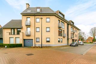 Dakappartement – volledig gerenoveerd – 2 slpks – terras – autostaanplaats<br />In Sint-Andries bevindt zich dit instapklare, recent gerenoveerde dakappartement met een praktische indeling en veel lichtinval.<br /><br />Indeling<br />Ruime leefruimte met open keuken<br />2 slaapkamers<br />Badkamer<br />Apart toilet<br />Nachthall<br />Berging met verwarmingsinstallatie<br />Terras<br />Kelderberging<br />Autostaanplaats inbegrepen<br />Troeven<br />Volledig gerenoveerd<br />Dakappartement met privacy<br />Terras en extra bergruimte<br />Autostaanplaats in de prijs<br />Ideaal voor wie op zoek is naar een comfortabel, energiezuinig en instapklaar appartement op een vlot bereikbare locatie in Sint-Andries.<br />Voor verdere info of een bezoek, contacteer Bruno 0496 234126 of bruno.vanthuyne@acasa.immo