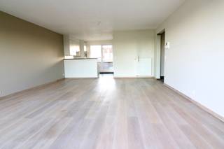 Het appartement is royaal van grootte. Een lichtrijke leefruimte met keuken, zithoek en eetplaats zorgen voor een open gevoel. Een berging vormt...
