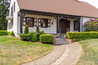 <p><strong>TE KOOP: Riante villa met praktijkruime te Dilsen-Stokkem!</strong><br />Deze veelzijdige en zeer ruime doktersvilla aan de Borreshoefstraat 7 te Dilsen-Stokkem biedt een ideale combinatie van comfortabel wonen en professioneel werken aan huis. Gelegen op een royaal en zuidgericht perceel en omgeven door groen, geniet dit pand van rust, ruimte en functionaliteit, met tal van mogelijkheden voor uiteenlopende professionele activiteiten.<br />Bij het betreden van de woning kom je binnen in een indrukwekkende inkomhal, die meteen fungeert als echte eyecatcher en de toon zet voor de rest van de woning. De ruime en lichtrijke woonkamer nodigt uit tot ontspanning en biedt dankzij grote raampartijen een prachtig open zicht op de ruime, groene tuin, wat zorgt voor een aangename connectie tussen binnen en buiten. De vernieuwde keuken is praktisch ingericht, uitgerust met alle nodige toestellen en voldoende werkruimte.<br />Op de verdieping bevindt zich een ruime overloop, evenals vier zeer ruime slaapkamers en twee badkamers. <br />Het dak werd bovendien recent gerenoveerd. <br />Op het gelijkvloers bevinden zich een wachtkamer en een ruime praktijkruimte, geschikt voor diverse professionele doeleinden. De woning is volledig onderkelderd, wat niet alleen extra bergruimte biedt maar ook functionele mogelijkheden creëert. In de kelder bevindt zich tevens een ondergrondse garage met plaats voor twee wagens.<br /><strong>Ligging: </strong><br />De woning is gelegen in het hart van Dilsen-Stokkem, in een rustige en aangename buurt met een uitstekende bereikbaarheid naar het centrum en omliggende gemeenten. Winkels, scholen, openbaar vervoer en andere voorzieningen bevinden zich op korte afstand, waardoor wonen en werken hier bijzonder praktisch wordt.<br /><strong>Indeling: </strong><br />Gelijkvloers: inkomhal, gastentoilet, 2 polyvalente ruimtes, woonkamer met zithoek en keuken <br />Eerste verdieping: 4 ruime slaapkamers, 2 badkamers <br /><strong>Troeven: </strong><br />- Zeer ruime woning! <br />- Vernieuwde keuken! <br />- Kwalitatief afgewerkt! <br />- Volledig onderkelderd! <br /><strong>EPC D met certificaatnummer 20230822-0002968242-RES-1</strong><br /><strong>G-score: A </strong><br /><strong>P-score: A </strong><br /><strong>Niet gelegen in signaalgebied, niet gelegen in een afgebakende oeverzone of een afgebakend overstromingsgebied.</strong><br /><strong>Stedenbouwkundige info: woongebied – bouwvergunning – geen dagvaarding – geen voorkooprecht </strong><br /><strong>*Bron bewoonbare oppervlakte EPC </strong></p>