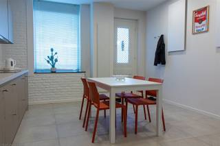 Bemeubelde woning met één slaapkamer, een recent geplaatste keuken en badkamer, gelegen in het centrum van Mechelen, vlakbij de Grote Markt.De woning omvat een nieuw geïnstalleerde keuken met een keramische kookplaat, uittrekbare dampkap, anderhalve lavabo met verlek, inbouw-vaatwasmachine, koelkast met diepvries (2 ruime lades) en een microgolfoven. Aansluitend bevindt zich de keuken-/wasberging, evenals de toegang tot de kelderberging. Op de eerste verdieping is de gezellige woonkamer ingericht met bijpassend hedendaags meubilair. Hier bevindt zich ook de vernieuwde badkamer met inloopdouche, wastafel en toilet. De tweede verdieping omvat ten slotte de ruime slaapkamer met aansluitende walk-in-dressing, tevens voorzien van een bureau.