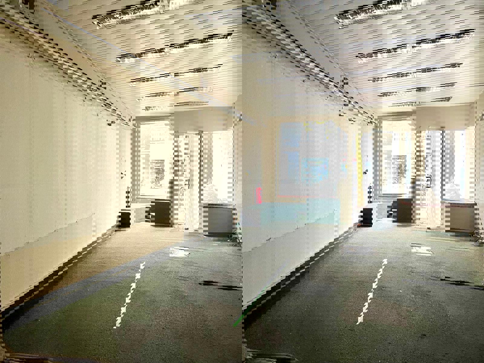 Centraal gelegen gelijkvloerse winkelruimte met tuin! - foto 4