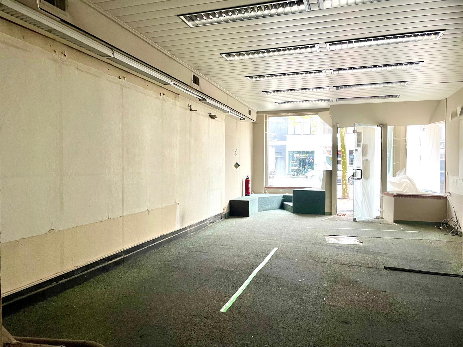 Centraal gelegen gelijkvloerse winkelruimte met tuin! - foto 4