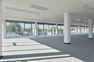 <p><strong><span>ALGEMEEN</span></strong></p>
<p><span>Moderne kantoorruimte van ca. 734 m² op de derde verdieping van The Ultimate, gelegen aan de Berchemstadionstraat 72 in Berchem. De ruimte kenmerkt zich door een overwegend open-space indeling en biedt hierdoor tal van mogelijkheden voor bedrijven die een moderne en flexibele werkomgeving wensen.</span></p>
<p><span>The Ultimate is gelegen op een goed bereikbare locatie op ca. 1,4 km van station Antwerpen-Berchem en beschikt over een vlotte verbinding met diverse bus- en tramverbindingen. Binnen het gebouw zijn bovendien gemeenschappelijke vergaderruimtes beschikbaar, variërend van ca. 14 tot 425 m², met mogelijkheid tot catering.</span></p>
<p><strong><span>KENMERKEN</span></strong></p>
<ul>
<li><span>Kantoorruimte van ca. 734 m²</span></li>
<li><span>Derde verdieping</span></li>
<li><span>Overwegend open-space indeling</span></li>
<li><span>Flexibele kantoorinrichting mogelijk</span></li>
<li><span>Gemeenschappelijke vergaderruimtes beschikbaar</span></li>
<li><span>Goede bereikbaarheid met openbaar vervoer</span></li>
<li><span>Parkeermogelijkheden beschikbaar</span></li>
</ul>
<p><strong><span>FINANCIEEL</span></strong></p>
<p><span>Huurprijs kantoor: €150/m²/jaar </span><br /><span>Gemeenschappelijke kosten: €30/m²/jaar </span><br /><span>Onroerende voorheffing: €17,22/m²/jaar </span></p>
<p><span>Jaarlijkse huurprijs: €110.100/jaar </span><br /><span>Maandelijkse huurprijs: €9.175/maand </span></p>
<p><span>Parkeerplaatsen: €1.500/plaats/jaar excl. BTW</span></p>