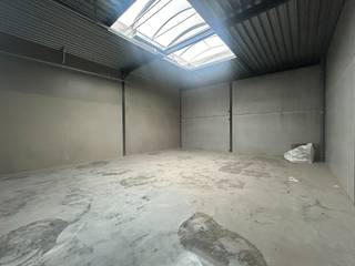 Deze kwalitatieve nieuwbouwunit (Unit 21) is gelegen in de Sarosstraat te Berlare en heeft een oppervlakte van 125,5 m².<br />De unit is geschikt voor diverse toepassingen zoals opslag, magazijn, productie en groothandel.<br /><br />De bedrijfsunit beschikt over een volledige vrije overspanning en is opgebouwd met duurzame materialen zoals een steeldeck dakconstructie, geïsoleerde buitenwanden en betonnen scheidingswanden. Verder is de unit uitgerust met een onderhoudsvriendelijke polierbetonvloer, een lichtstraat met RWA-koepel en een ruime sectionaalpoort van 4 meter breed en 4,5 meter hoog. Daarnaast is er ook een aparte inkomdeur met raampartij voorzien.<br /><br />Op technisch vlak is de unit volledig uitgerust met onder andere drijfkracht 40A, stadswater, internetaansluiting en aansluiting op een regenwater- en septische put. Ledverlichting en enkele stopcontacten worden standaard voorzien. Sanitair is eveneens mogelijk.<br /><br />Extra troeven:
<ul>
<li>privatieve parkeerplaats inbegrepen</li>
<li>extra parkingzone met laadpalen aanwezig op de site</li>
<li>algemene brandcentrale aanwezig</li>
<li>vlot bereikbaar</li>
<li>Algemene kosten: €40/maand</li>
<li>Extra parking huren mogelijk aan 40 €/maand</li>
<li>Beschikbaar vanaf 1 december 2026</li>
</ul>
Ideale bedrijfsunit voor ondernemers die op zoek zijn naar een moderne en functionele ruimte op een strategische locatie.