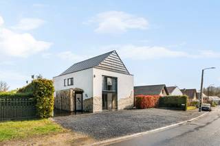 Deze uitzonderlijk ruime villa op een perceel van 1255 m² in Genk combineert wooncomfort, professionele mogelijkheden en een hoogwaardige afwerking. Met een totale bewoonbare oppervlakte van 482 m² is dit een ideale woning voor wie groot wil wonen, werken of ondernemen.<br /><br />De woning beschikt over een bijzonder grote kelder die zowel van binnenuit als via een aparte buitentoegang bereikbaar is. Hier bevinden zich meerdere opslagruimtes en een volledig geluiddichte muziekkamer, ideaal voor hobby’s of professioneel gebruik. Dankzij de ingebouwde keukenlift is er een rechtstreekse verbinding tussen de kelder en de industriële RVS‑keuken op het gelijkvloers, wat perfect is voor horecadoeleinden.<br /><br />Op het gelijkvloers bevindt zich een ingerichte horecaruimte, gekoppeld aan de professionele roestvrijstalen keuken. Daarnaast is er een aparte, gezellige leefruimte met een mooi zicht op de tuin en toegang tot een indrukwekkend terras van 180 m². De fraai aangelegde tuin biedt maximale privacy en rust.<br /><br />Aan de voorzijde van het perceel is er ruime parkeergelegenheid: 6 tot 8 privé‑parkeerplaatsen op eigen terrein, waarbij manoeuvreren comfortabel blijft. Daarnaast kan er vrij op straat geparkeerd worden, waardoor klanten of bezoekers eenvoudig 3 à 4 extra parkeerplekken vinden vlak voor de woning. Er is bovendien een aparte inrit links, plus bijkomende toegang langs de voor- en zijkant van het gebouw. Achteraan op het perceel bevindt zich een vrijstaande garage, die gemakkelijk bereikbaar is via de private oprit en eveneens dienst kan doen als opslag- of werkruimte.<br />Op de eerste verdieping bevinden zich vier ruime slaapkamers en twee badkamers. De masterbedroom beschikt over een eigen en volledig uitgeruste badkamer. De overige kamers zijn geschikt als kinderkamer, logeerkamer of bureau.<br /><br />De bovenste verdieping is ingericht als studio met een eigen slaapkamer, woonruimte en douchekamer, ideaal als zelfstandige woonunit, zorgunit of verhuurmogelijkheid.<br />De woning beschikt over twee huisnummers, waarvan er momenteel één in gebruik is. Hierdoor blijft de mogelijkheid bestaan om een deel van de woning afzonderlijk te benutten of te verhuren.<br /><br />Deze villa onderscheidt zich door haar grote woonvolume, professionele mogelijkheden, hoogwaardige afwerking en uitstekende bereikbaarheid. Een unieke combinatie van wonen, werken en ondernemen voor wie op zoek is naar een veelzijdige en toekomstgerichte eigendom.