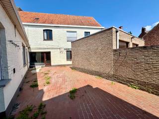 TE RENOVEREN WONING MET 3 SLPKS EN ZONNETERRASDeze te renoveren woning is verrassend ruim met maar liefst 255m² bewoonbare oppervlakte.De...