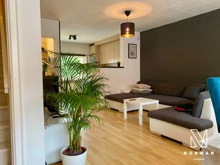 Ontdek deze verzorgde en instapklare bel-etagewoning, ideaal gelegen nabij centrum van Kuurne. De woning combineert comfort met een praktische indeling en beschikt over een aangenaam zonnig terras.<br /><br />Indeling:<br /><br />Op de eerste verdieping: ruime leefruimte met een moderne, volledig ingerichte open keuken voorzien van koelkast met diepvries, oven, kookplaat en dampkap.<br />Aansluitend een gezellig terras waar je in alle rust van de zon kunt genieten.<br />Gastentoilet op de leefverdieping.<br /><br />Op de tweede verdieping bevinden zich:<br />3 slaapkamers, waarvan momenteel één ingericht is als bureau en één als berging/dressing.<br />Badkamer met douche, lavabo in meubel en toilet. Zolder met steektrap.<br /><br />Op het gelijkvloers is er bovendien een praktische berging en een technische ruimte met de cv-installatie.<br /><br />Troeven:<br /><br />✔ Centrale ligging<br />✔ Zonnig terras<br />✔ Centrale verwarming