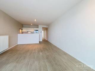 Dit energiezuinig appartement bevindt zich in een recent gebouw (2018) nabij het prachtige Rivierenhof. U betreedt het appartement via de inkomhal (ca.7 m²) met voldoende kastruimte en apart toilet. Lichtrijke woonkamer op keramische parket met een open keuken. De keuken is volledig voorzien van alle toestellen: kookplaat, oven/micro, vaatwasser, koelkast en een dampkap. De woonkamer heeft aansluitend een terras (ca.11m²) met open uitzicht, waar u kan genieten van de middagzon. Twee slaapkamers voorzien van 12m² &amp; 8m² op keramisch parket. De badkamer is voorzien van een bad/douche combi met dubbele lavabo. Er is een berging aanwezig met aansluiting voor wasmachine en droogkast. <br />Het appartement heeft een EPC A, wat bijzonder energiezuinig is. Dat maakt dat het gebouw goed geïsoleerd is, beschikt over een efficiënt verwarmingssysteem, wat zorgt voor lage energiekosten. <br />Autostaanplaats aan te kopen aan 26.000 euro. Gebouw met lage onkosten.<br />Privatieve verwarming op gas. Aparte meters. Privatieve kelderberging. Gemeenschappelijke fietsenberging. Lift aanwezig. P-score: D. G-score: C.