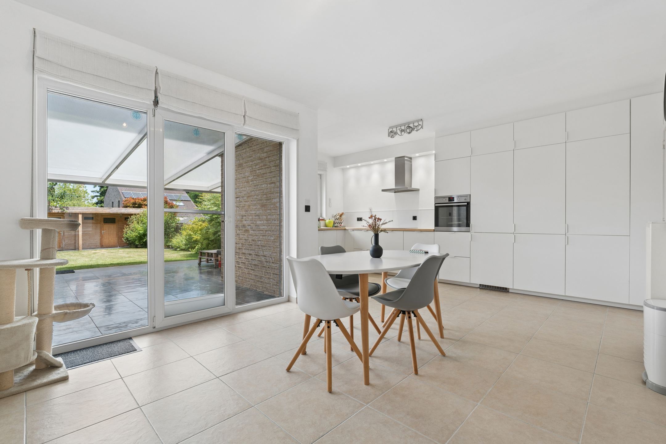 Ruime gezinswoning met garage en 5 slaapkamers. - foto 4