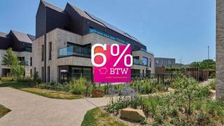 <span><strong>85% VERKOCHT! Grijp nu je kans alvorens het project is uitverkocht.<br />Geniet van 6% btw, zeer interessant voor investeerders en eigen bewoners! </strong>Informeer naar de voorwaarden. <span>Wij zijn elke woensdag van 13 uur tot 16 uur aanwezig</span>. Bekijk het volledig project op: https://www.jansenrealestate.be/agnetenpark/4764739/<strong><br /><br /><span>NIEUWE FASE</span>: </strong>assistentiewoningen in 'Residentie Armand Preud'homme'. <br /><br />Agnetenpark, Altijd thuis, overal dichtbij...</span><br /><br /><span>Agnetenpark is een échte nieuwe buurt met verschillende woningtypes voor iedereen en voor elke (gezins)situatie. Maar in Agnetenpark leef je niet alleen op maat van de mensen maar ook op maat van morgen. Zo is er aandacht voor duurzame energie - denk maar aan zonnepanelen, geothermie (warmtepomp met aardwarmte) en waterrecuperatie - én duurzame mobiliteit. De woningen dragen ook het BEN-label (Bijna Energie Neutraal). Het E-peil ligt onder E20 waardoor er 5 jaar vrijstelling is op het kadastraal inkomen. </span><br /><br /><span>Er wordt een nieuw buurtpark aangelegd aan de Kloosterstraat waardoor je kan genieten van het uitbundige groen tijdens een rustgevende wandeling of een gezellige namiddag met buren en vrienden.</span><br /><br /><span>Ook wordt er in Agnetenpark gezorgd voor het beste wooncomfort. Alle afwerkingskeuzes werden gemaakt én is er standaard vloerverwarming voorzien. Ondergrondse staanplaatsen, kelder- en fietsenbergingen zorgen voor het mobiele comfort. Verder zorgen de kwalitatieve afwerking en veel lichtinval in de leefruimtes voor een heerlijk thuis-gevoel. Op de ruime terrassen is er uitzicht over de stad Peer en het uitbundige groen. </span><br /><br /><span>Aan de straatkant van de residentiële site bevinden zich de </span><strong>Kopwoningen</strong><span>. Deze één- en tweeslaapkamerappartementen hebben een oppervlakte van 73 tot 118m² en hebben zuid-gerichte terrassen van 7 tot maar liefst 60m². </span><br /><br /><span>De </span><strong>Parkwoningen</strong><span> liggen in het hartje van Agnetenpark. Deze zijn elk vernoemd naar grote kunstenaars geboren in Peer en bestaan uit één- en tweeslaapkamerappartementen van 64 tot 120m² met een terras van 6 tot 46m². In de volgende fase worden hier appartementen voor senioren gebouwd, waar je op elk moment, nu of later, kan intekenen voor de hulp van een woonassistent.</span><br /><br /><span>Er zijn ook 5 </span><strong>Walwoningen</strong><span> die het project ontsluiten met elk hun specificaties. De oppervlaktes lopen van 78 tot 135m² met terrassen van 10 tot 56m². Gelijkvloerse appartementen beschikken over een tuin van 44 tot 116m². Deze walwoningen beschikken over één-, twee- of drieslaapkamerappartementen. <br /><br />Een gevarieerd aanbod met een topafwerking, zorg voor de toekomst, het heden en het verleden, dat is wat het groene project Agnetenpark omschrijft. Bovendien kan je aankopen aan 6% btw (ovw).<br /><br />In dit project is geïnvesteerd in een efficiënt en duurzaam geothermisch verwarming en koeling systeem (KWO systeem) dat samen met zonnepanelen en warmtepompen zorgt voor een zeer lage energiefactuur. Meer info over dit systeem vind je hier: www.jansenrealestate.be/wat-is-een-kwo-systeem<br /><br />Neem vandaag nog contact op voor een afspraak op 011 39 90 50. Spring ook eens binnen in het dienstencentrum De Perelaar gelegen op de site van Agnetenpark.<br /><br /><em>Getoonde renders en plannen zijn indicatief.</em></span>