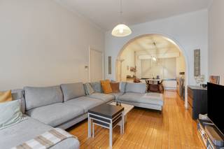 Deze centraal gelegen en energiezuinige gezinswoning met art-deco elementen wordt te koop aangeboden in de Guido Gezellelaan te Sint-Niklaas. Bent U op zoek naar een huis met veel leefruimte en 4 grote slaapkamers? Kijk dan snel op Dewaele.com en reserveer uw bezoek.Dit huis is centraal gelegen op minder dan 1 km van het station en het marktplein van Sint-Niklaas. Het heeft een mooie mobiscore van 9,2.Scholen, winkels en openbaar vervoer zijn vlakbij.Gelijkvloers: Via de inkomhal betreden we de erg grote leefruimte. Het is mogelijk deze op te splitsen in een woon- en werkgedeelte. De eetkamer en open keuken hebben uitzicht op de tuin en het ruime terras waar het rustig vertoeven is. Er is een wasplaats bij de keuken.De inkomhal geeft tevens toegang tot een gastentoilet en de droge kelder.1ste verdieping:Op deze verdieping vinden we 2 grote slaapkamers en een badkamer met ligbad.2de verdieping:Hier zijn er zich 2 grote slaapkamers en een douchekamer.Technisch:De daken werden vernieuwd en geïsoleerd. Er is akoestisch dubbel glas en centrale verwarming met een condensatieketel. De achterbouw werd herbouwd in 1999. De ramen werden vernieuwd in 1996 (straatzijde) en 2012 (tuinzijde).Extra's:Camerabeveiliging en zonnepanelen (4.000 kWh).Dit alles leidt tot een mooie energiescore van 153 kWh/m2 (label B).Dit centraal gelegen huis in de Guido Gezellelaan biedt veel levensruimte en is dankzij de goede EPC-score ideaal voor uw portemonnee.