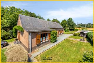 <strong>Immo Van Middelem verkoopt deze op te frissen woning met 4 slaapkamers, inpandige garage, terras en grote tuin op een perceel van +/- 11a26ca. </strong><br /><strong>Zeer gunstige ligging m.b.t. mobiliteit: Deze woning ligt op de grens met Neerpede en Anderlecht wat een snelle toegang biedt tot Brussel en de Ring !</strong><br /><br />De indeling is als volgt: <br />- GELIJKVLOERS: inkomhal, keuken, 2 slaapkamers, badkamer, living (salon & eetplaats), garage en ruime tuin .<br />- 1e VERDIEPING: 2 slaapkamers en opbergruimte.<br />- Bijgebouw: tuinhuis.<br /><br />Verwarming op stookolie. <br />EPC: 377 kWh/m.jaar - Label D (UC: 20260710) <br />Vrij bij akte.