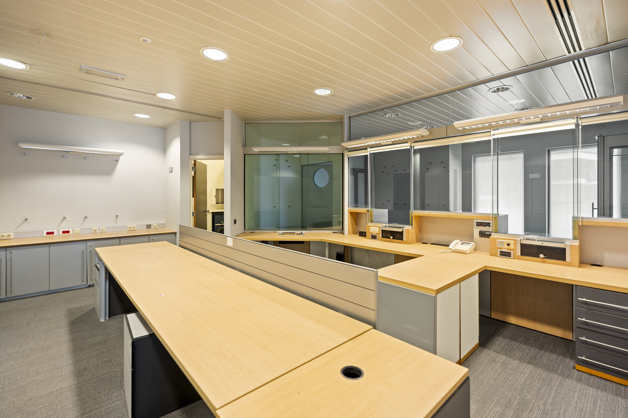 Handels- en kantoorruimte van 271 m² op toplocatie Zwevezele - foto 4
