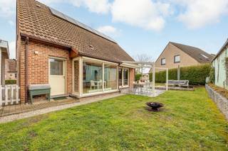 <p><span>Instapklare, energiezuinige open bebouwing in hartje Moerzeke</span></p><p><span>Bij het betreden van de woning valt meteen de overvloedige lichtinval op, dankzij de grote raampartijen die een prachtig zicht bieden op de tuin. De leefruimte en eetplaats baden in natuurlijk licht en creëren een warme, uitnodigende sfeer. Aan de keukentafel geniet je dagelijks van gezellige momenten met zicht op het groen.<br />De moderne keuken is volledig uitgerust met alle comfort en vormt het hart van de woning. Via de grote ramen vloeien binnen- en buitenruimte naadloos in elkaar over, met directe toegang tot het terras en de verzorgde tuin.<br />Met drie volwaardige slaapkamers en een ruime badkamer biedt deze woning alle ruimte voor een gezin, aangevuld met een inpandige garage en praktische bergruimtes voor optimaal wooncomfort.<br />Ook op technisch vlak is deze woning volledig futureproof: zonnepanelen in combinatie met een thuisbatterij, een regenwaterput van 5000 liter, elektrische rolluiken, een gunstig EPC B en een conforme elektrische keuring garanderen energiezuinig en zorgeloos wonen.<br />Een uitzonderlijke opportuniteit voor wie op zoek is naar een instapklare woning met karakter, waar licht, ruimte en rust samenkomen op een topligging in Moerzeke.<br />Maak snel jouw afspraak op 052/50 50 00!</span></p><p><span>Bekijk ook onze visuele tour: <span>https://web-player.walkly.app/VoT9ChdTkk3ayg4RKdVj/Yc51UKuvrwClT0xRzzvs/ww/public</span></span><span> </span></p>