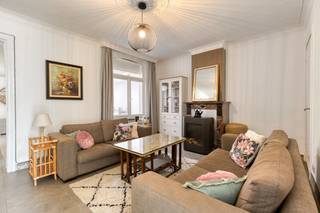 Op zoek naar een ruime gezinswoning met een centrale ligging? Dan is deze verzorgde rijwoning zeker een bezoek waard. Met een perceeloppervlakte van 140 m² en een bewoonbare oppervlakte van ca. 115 m² biedt deze woning een praktische indeling en heel wat mogelijkheden. Bovendien bevindt u zich op een steenworp van het centrum van Izegem, met winkels, scholen, openbaar vervoer en andere voorzieningen binnen handbereik.IndelingGelijkvloers- Voortuin- Lichtrijke inkomhal- Praktische bureauruimte, ideaal voor thuiswerk- Gezellige leefruimte- Volledig ingerichte keuken met eetplaats- Apart gastentoilet- Gezellige stadstuin- Wasplaats met aansluiting voor wasmachine en droogkastEerste verdieping- Twee volwaardige slaapkamers- Badkamer uitgerust met een inloopdouche en toiletTweede verdieping- Zeer ruime derde slaapkamer die eveneens kan dienen als hobbyruimte, speelkamer of master bedroomDeze woning combineert een aangename woonoppervlakte, een praktische indeling en een gunstige ligging, waardoor ze de ideale thuis vormt voor gezinnen, starters of wie op zoek is naar extra ruimte.Bestuursmaatregelen in het maatregelenregister: nee