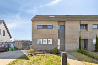 Energiezuinige gezinswoning met 3 slaapkamers te koop in Hulst, TessenderloDeze gezinswoning is gelegen in een residentiële wijk in het centrum van...
