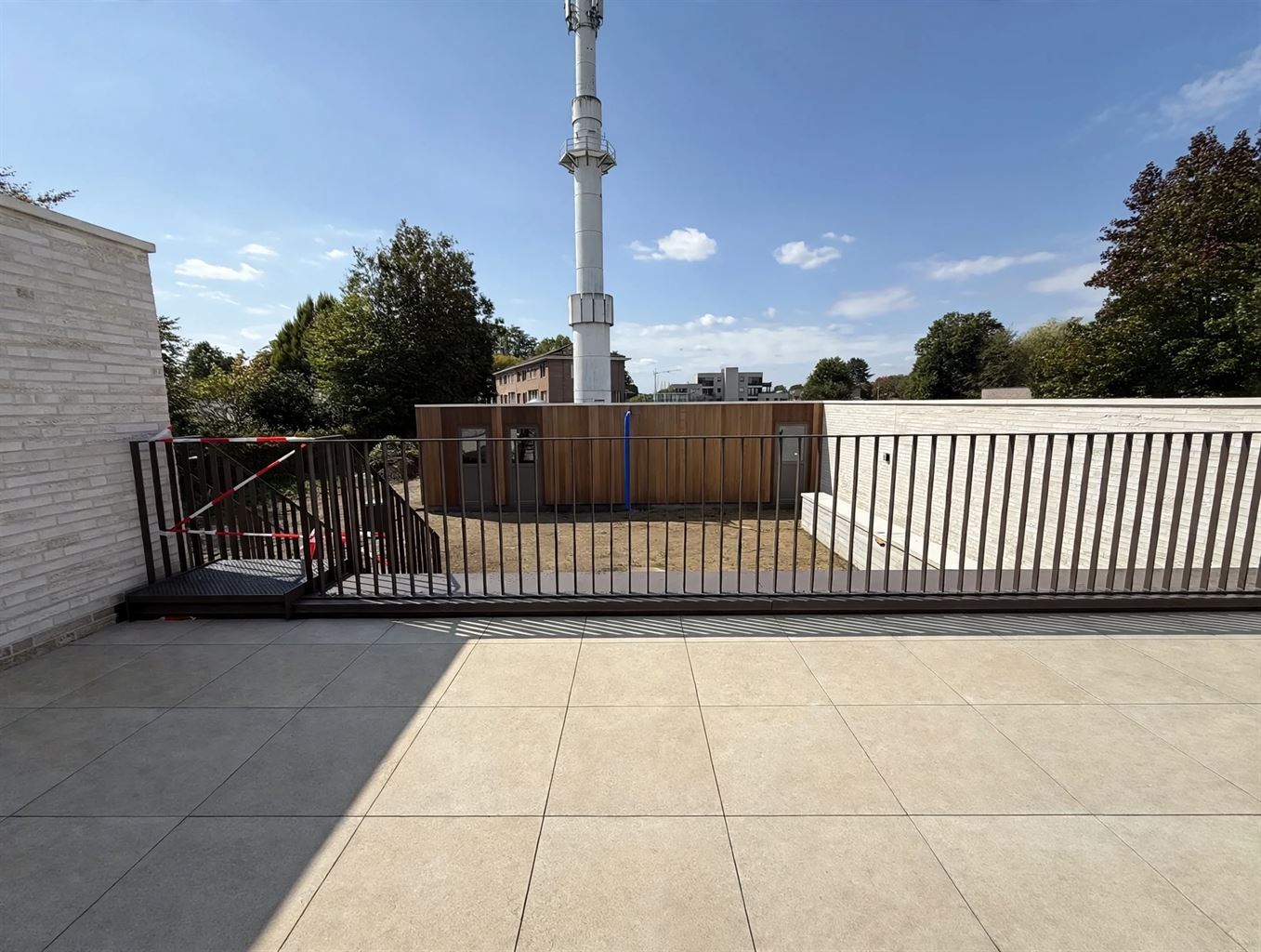 Gelijkvloers, energiezuinig BEN-appartement met 1 slaapkamer, ruim zuidgericht terras, private tuin en ondergrondse autostaanplaats in hartje Maaseik. - foto 5