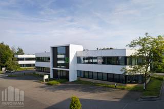 Kwalitatief kantoor van 244 m² met 241 m² magazijnruimte te huur.<br />Gelegen op slechts 700 m van de op- en afrit Sint-Agatha-Berchem van de Brusselse Ring (R0), met een vlotte ontsluiting naar de E40. De site is bovendien goed bereikbaar met het openbaar vervoer, met het station Groot-Bijgaarden op amper 400 m.<br /><br />De kantoorruimte geniet van veel natuurlijk lichtinval en is uitgerust met een kitchenette. Het magazijn is toegankelijk via een sectionale poort, wat zorgt voor een efficiënte logistieke werking.<br /><br />Het pand maakt deel uit van het <strong>Westpoint Business Park</strong>, dat beschikt over een ruime parking. Ideaal voor bedrijven die op zoek zijn naar een moderne, functionele en vlot bereikbare werkplek. <br /><br />Contacteer<strong> PANORAMA B2B</strong> voor bijkomende informatie, plannen of een vrijblijvend plaatsbezoek via<strong> 0477 09 00 09.</strong>