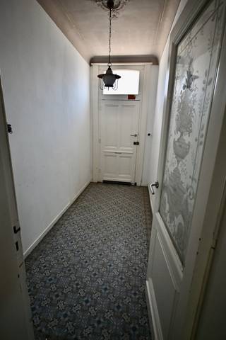 Karaktervolle woning met grote tuin ! <br /><br />Indeling : Inkomhal , woonkamer , keuken , badkamer , garage / berging met zoldering , kelder .<br />Verdiep : 3 slaapkamers . <br />De ruimte boven de garage kan eventueel omgevormd worden naar extra slaapkamer.<br /><br />Diepe tuin ! <br />Dak vernieuwd !<br />Ramen vernieuwd ! <br /><br />Renovatieverplichting <br /><br /> 