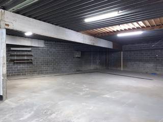 This warehouse or warehouse has an area of 116 m². It is part of a property with a number of units. Easily accessible.Ideal for storage and small businesses.Finish: concrete floor and fluorescent lightingRental without VAT.Unique opportunity in Veurne, for quick decision makers! Do not hesitate to contact us if you are interested in this commercial property consisting of a warehouse for rent in Veurne.