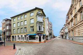 Ce local commercial unique au cœur de Blankenberge est parfaitement situé à un carrefour, à proximité du centre animé et de la digue. Grâce à son emplacement privilégié, ce bien bénéficie d'une grande visibilité et d'un trafic important, à la fois de touristes et de résidents locaux.<br /><br />L'espace commercial est aménagé comme suit : la partie vente se trouve à l'avant, à l'arrière se trouve un espace privé, idéal comme bureau. De plus, ce bien dispose d'un garage, ce qui est un ajout rare et précieux dans ce quartier animé. Enfin, la cuisine entièrement équipée, avec petite salle de bains et toilettes, est également accessible via le hall d'entrée.<br /><br />Grâce aux grandes fenêtres, il y a beaucoup de lumière à l'intérieur de l'espace commercial, ce qui crée une atmosphère accueillante.<br /><br />Que vous recherchiez un nouvel emplacement pour votre entreprise ou une opportunité d'investissement dans l'animée Blankenberge, ce bien commercial offre tout ce dont vous avez besoin pour réussir. Contactez-nous dès aujourd'hui pour plus d'informations ou pour organiser une visite.