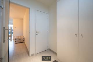 Te Meetkerke stellen wij U graag deze landelijk gelegen, recente woning met 3 slaapkamers, zonnige tuin en garage voor. De woning werd voorzien van alle hedendaagse comfort en is tot in de puntjes afgewerkt. Aanrader!<br /><br />We betreden de woning via de inkomhall welke is voorzien van vestiairehoek en gastentoilet. Doorlopend begeven we ons tot de lichtrijke leefruimte welke is onderverdeeld in eetkamer, ruime living, open en volledig geïnstalleerde keuken en bergruimte. De leefruimte heeft tevens toegang tot het aangename zonneterras en aangelegde tuin. Aansluitend de tuin komen we uit bij de ruime garage met nutsvoorzieningen.<br /><br />Terug via de leefruimte begeven we ons tot de eerste verdieping welke plaats biedt aan 3 volwaardige slaapkamers alsook de badkamer welke is uitgerust met dubbel lavabomeubel en ligbad met douche. Tevens is er een privatief toilet voorzien op de eerste verdieping. Toegang tot de zolderverdieping.<br /><br />De woning is gelegen op 10 minuten van de kust en op 5 minuten van Brugge centrum, kortom de perfecte ligging.<br /><br /><strong><u>Extra troeven:</u></strong>
<ul>
	<li>Energiezuinig</li>
	<li>100% privacy</li>
	<li>Centrale locatie</li>
	<li>Inpandige garage + parkeergelegenheid</li>
</ul>
<br />Deze woning biedt alle rust en comfort voor zij die centraal willen wonen, doch de nodige privacy willen genieten. Contacteer ons via 050/69.02.03 of info@flebo.be voor meer informatie of een bezichtiging.<br /> 