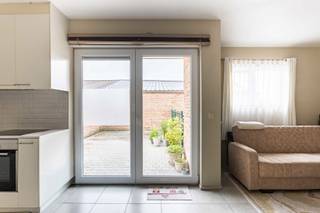 <p>Bent u op zoek naar een gelijkvloers appartement met garage in Affligem? Dan stellen wij u graag dit lichtrijke appartement voor.</p>
<p>Gelegen in de Daalstraat geniet u hier van een uitstekende bereikbaarheid. Scholen, winkels, openbaar vervoer en de op- en afrit van de E40 bevinden zich op korte afstand.</p>
<p><span>Indeling<br /></span><br />Het appartement bevindt zich op het gelijkvloers van een kleinschalige residentie.</p>
<p>Via de inkom-/nachthal komen we in de gezellige woonkamer, waar grote raampartijen zorgen voor een aangename natuurlijke lichtinval. Vanuit de leefruimte heeft u rechtstreeks toegang tot het achtergelegen, zuidgericht terras. De ideale plek om in alle rust en privacy te ontspannen.</p>
<p>Aansluitend bevindt zich de open keuken, uitgerust met alle nodige comfort, evenals een praktische berging.</p>
<p>Verder beschikt het appartement over één volwaardige slaapkamer, een bureau / kleine kamer, een badkamer met inloopdouche en een afzonderlijk gastentoilet.</p>
<p>Een absolute meerwaarde is de inpandige garage, die zorgt voor extra comfort en bergruimte.</p>
<p><strong>Huurprijs:</strong> € 900/maand + € 10 gemeenschappelijke kosten<br /><strong>Beschikbaar vanaf:</strong> 1 oktober</p>
<p>Interesse? Contacteer ons voor een bezoek ter plaatse.<br /><strong>info@impromove.be - 02 887 80 56</strong></p>