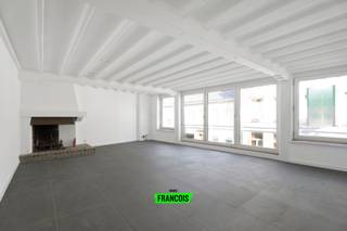 Gelegen in het centrum van Poperinge, in de Gasthuisstraat, vinden we dit instapklare en ruim appartement. Met een bewoonbare oppervlakte van 117 m² geniet je hier van een aangenaam gevoel van ruimte en overvloedig natuurlijk licht.<br /><br />Het appartement bevindt zich op de eerste verdieping van een kleinschalig gebouw met slechts drie entiteiten: een handelsruimte op het gelijkvloers en één appartement op de tweede verdieping. Er is geen syndicus, wat resulteert in zeer beperkte gemeenschappelijke kosten.<br /><br />Indeling:<br /><br />Inkomhal – lichtrijke leefruimte met open keuken – berging/wasplaats – nachthal met toegang tot een tweede berging – ruime slaapkamer 1 – badkamer uitgerust met inloopdouche, wasmeubel en toilet – apart gastentoilet – ruime slaapkamer 2.<br /><br />Technische kenmerken:<br /><br />- EPC: label C (opgemaakt vóór de recente renovatiewerken)<br /><br />- Elektrische installatie conform<br /><br />- Dubbele beglazing overal (PVC &amp; hout)<br /><br />Ben je op zoek naar een betaalbaar, instapklaar appartement op een centrale ligging? Neem dan contact op met Aline (+32 494 49 25 96) voor een bezoek ter plaatse.<br /><br />