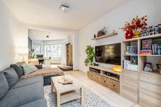 Op zoek naar een instapklare stadswoning met karakter, comfort én een gezellige buitenruimte? Deze verrassend ruime woning, oorspronkelijk gebouwd in 1938, werd door de jaren heen grondig en eigentijds gerenoveerd. <br /><br />Dankzij de gunstige ligging aan de stadsrand geniet u bovendien van een uitstekende bereikbaarheid en een vlotte verbinding met de binnenstad, het openbaar vervoer en diverse verbindingswegen.<br /><br />Bij het binnenkomen verwelkomt de woning u met een aangename inkomhal die leidt naar de bijzonder luchtige en sfeervolle leefruimte. Aansluitend bevindt zich de recent gerenoveerde, volledig ingerichte keuken, met daarachter een praktische in 2025 vernieuwde badkamer . <br /><br />Deze is uitgerust met een inloopdouche, dubbele lavabo, toilet en aansluitingen voor wasmachine en droogkast.<br /><br />Een absolute troef is de aangename buitenruimte. Vanuit de woning bereikt u het gezellige terras en de onderhoudsvriendelijke binnentuin. Daarnaast beschikt de woning over een gerenoveerde tuinberging, die extra praktische bergruimte biedt.<br /><br />Op de eerste verdieping bevinden zich, bereikbaar via de nachthal, twee ruime slaapkamers. De woning biedt hiermee een comfortabele en praktische indeling, ideaal voor wie centraal en toch rustig wil wonen.<br /><br />Ook technisch scoort deze woning uitstekend: de elektrische installatie is gekeurd, de woning is asbestveilig en er geldt geen energetische renovatieplicht.<br /><br />Een karaktervolle en gerenoveerde woning met een aangename tuin, twee ruime slaapkamers en een uitstekende ligging — absoluut het ontdekken waard!