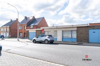 Op wandelafstand van winkels, openbaar vervoer en andere voorzieningen, vinden we deze praktische gelijkvloerse woning met 2 slaapkamers, koertje én 2 garages.<br /><br />De woning is ingedeeld met een lichtrijke leefruimte, een aparte keuken met directe toegang tot het terras, en een badkamer met inloopdouche. Alles bevindt zich op het gelijkvloers, wat zorgt voor extra comfort en vlotte toegankelijkheid — ideaal voor wie op zoek is naar levenslang wonen zonder trappen.<br /><br />Verder beschikt de woning over een afgesloten buitenruimte en twee inpandige garages, waarvan één met automatische poort. Dat maakt deze woning bijzonder interessant voor wie extra opslagruimte of hobbyruimte zoekt.<br /><br />Een woning met veel praktische troeven en een centrale ligging in Houthulst — perfect voor alle leeftijden, van starters tot senioren.<br /><br /><br />🔑 Troeven<br /><br />Alles op het gelijkvloers<br />2 slaapkamers<br />Vernieuwde badkamer met inloopdouche<br />Koertje met privacy<br />2 garages (waarvan 1 met sectionale poort)<br />Centrale ligging<br /><br />📞 Interesse? Contacteer Maud, Celine of Thijs:<br />📲 051 57 54 61<br />📧 celine@grouptrybou.be<br /> | thijs@grouptrybou.be<br /> | maud@grouptrybou.be
