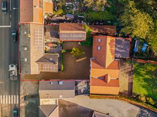 Ontdek deze karaktervolle herenwoning/kantoor in het hart van de Vlaamse Ardennen, op enkele minuten van het centrum van Oudenaarde. Deze unieke eigendom biedt verrassend veel ruimte en een extra troef: een casco nieuwbouwwoning die je kunt afwerken naar eigen smaak.<br /><br />Met een ideale ligging op slechts 5 minuten fietsen van scholen, ziekenhuis en winkelcentra, geniet je van rust dankzij de binnenkoer en de uitgestrekte tuin, ondanks de nabijheid van een drukke weg. De uitstekende bereikbaarheid via de N60 en de treinverbindingen naar Kortrijk, Gent en Brussel maken het een perfecte uitvalsbasis. De Vlaamse Ardennen zijn de perfecte uitvalsbasis voor wie houdt van wandelen, fietsen en genieten van het glooiende landschap. Oudenaarde ademt geschiedenis, met pittoreske straatjes en groene zones die uitnodigen tot onthaasten.<br /><br />De 18de-eeuwse hoofdwoning is instapklaar en biedt een warme, huiselijke sfeer met royale volumes. Momenteel wordt deze gebruikt als kantoorruimte én woning. Tussen de herenwoning en de nieuwbouwwoning bevindt zich een binnenplaats met terras en parking voor 2-3 wagens. Achteraan ligt een prachtige, diepe tuin, een oase van rust. Via de achterkant is er ook aansluiting met een handige uitweg.<br /><br />Deze unieke eigendom met karakter, ruimte en potentieel is gelegen op een toplocatie in een van de mooiste regio’s van Vlaanderen.<br /><br />Meer info en 3D-tour op www.hillewaere-vastgoed.be