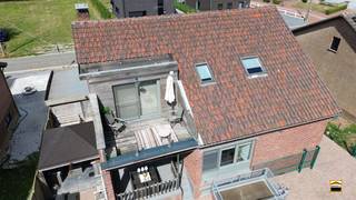 <p><span>Ruim en kwalitatief afgewerkt appartement met 2 slaapkamers en aparte inkom</span></p><p><span>Op een rustige en aangename locatie, nabij de natuur en toch uitstekend verbonden met <br />omliggende steden, bevindt zich dit ruim en smaakvol afgewerkt appartement op de <br />eerste verdieping. </span></p><p><span>Het appartement onderscheidt zich door haar volledig afzonderlijke toegang. Via de eigen <br />inkom op het gelijkvloers, met praktische berging en trap, bereikt men de eigenlijke <br />woonverdieping. Hierdoor geniet men van een bijzonder hoge mate van privacy en <br />zelfstandigheid. Op de eerste verdieping komen we in een ruime en lichtrijke leefruimte <br />met open keuken. De open indeling creëert een aangenaam gevoel van ruimte en maakt <br />deze zone tot het centrale hart van de woning. </span></p><p><span>Vanuit de leefruimte is er toegang tot het privatieve terras, een ideale plek om in alle rust<br />te genieten van de buitenomgeving. Verder beschikt het appartement over twee slaapkamers, <br />een badkamer en een afzonderlijk toilet. </span></p><p><span>Er werd veel aandacht besteed aan de afwerking. De leefruimtes werden voorzien van een <br />smaakvolle en kwalitatieve parketvloer, die zorgt voor een warme en elegante uitstraling.<br />De plafonds werden tot in de nok opengewerkt, hetgeen zorgt voor veel karakter. </span></p><p><span>Voor het verwarmingscomfort beschikt dit appartement over een individuele hoogrendements-<br />ketel op aardgas. Daarnaast zijn er meerdere airco-installaties aanwezig die zowel kunnen <br />verwarmen als koelen. Hierdoor kan het binnenklimaat het hele jaar door comfortabel worden <br />geregeld. </span></p><p><span>Ook is het appartement bijzonder praktisch. Men beschikt over een eigen oprit, waar voertuigen <br />op eigen terrein kunnen worden geparkeerd. Daarnaast is er een privatieve berging in de <br />kelderverdieping en kan men gebruikmaken van de gemeenschappelijke fietsenberging.</span></p><p><span>Dit appartement vormt een uitstekende keuze voor wie op zoek is naar een ruime <br />en kwalitatief afgewerkte woning met veel privacy en een eigen buitenruimte. </span></p>