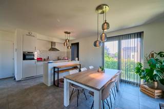 <p><strong>ENERGIEZUINIG INSTAPKLAAR NIEUWBOUWAPPARTEMENT (verkoop onder registratierechten) VAN 90m² NABIJ CENTRUM.</strong></p><p>Dit instapklaar nieuwbouwappartement is gelegen aan de rand van het centrum van Peer en biedt verschillende troeven. Met een bewoonbare oppervlakte van 90m² en zeer veel lichtinval op een gunstige ligging is dit het ideale appartement. Zeer energiezuinig en voorzien van verschillende technieken (ventilatie, zonnepanelen, vloerverwarming,...) Zowel voor eigen bewoning als investering een perfect appartement. Momenteel verhuurd!</p><p>De indeling is als volgt:</p><p>Via de trap of lift in het gebouw komen we op de eerste verdieping die meteen toegang biedt tot het appartement via de gemeenschappelijke hal. Met een ruime inkom die toegang biedt tot elke ruimte komen we terecht in de lichtrijke leefruimte met open keuken. Zeer veel lichtinval dankzij de grote raampartijen. Het gezellige terras is aansluitend gelegen en geeft het mooi uitzicht. Het appartement is verder uitgerust met 2 slaapkamers, een ruime badkamer met inloopdouche en dubbele lavabo, een berging/wasplaats en een apart toilet.</p><p>Een bergruimte op de gelijkvloerse verdieping is aanwezig. Onder de gemeenschappelijke carport, bij het binnenrijden van het project, is 1 overdekte autostaanplaats alsook 1 niet overdekte staanplaats voorzien. Een fietsenstalling behoort ook bij het appartement en is inbegrepen in de prijs.</p><p>De verkoop geschiedt onder de verkooprechten, GEEN BTW! Eigendom momenteel verhuurd.<br /><br />Wij ontzorgen je ook voor de verkoop van je huidige woning! Voor meer uitleg helpen we je graag verder.</p><p>Voor meer info: 011 39 90 50 - info@jansenrealestate.be</p>