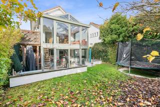 <p><u><strong>Te koop:</strong></u> instapklaar open huis in Sterrebeek, op korte afstand van de golf van Sterrebeek en omgeven door een groene woonomgeving.<br /><br />Deze woning uit 1966 combineert een rustige ligging met een ruime indeling en een verzorgde afwerking. Op wandelafstand van de golfbaan en dicht bij lokale voorzieningen geniet u hier van een groene en aangename leefomgeving. Dankzij de instapklare staat kunt u meteen verhuizen en genieten van alle comfort. De grote tuin van 210 m² biedt volop mogelijkheden voor ontspanning en buitenleven.<br /><br />Wandel door de hele woning via de Walkly.<br /><br /><u><strong>Belangrijkste ruimtes:</strong></u><br />• Woonkamer (19 m²) met aangename lichtinval<br />• Eetkamer (27,7 m²) met directe toegang tot de tuin<br />• Keuken met praktische indeling<br />• 5 slaapkamers (9 m², 11,2 m², 13,7 m², 14,8 m², 17 m²)<br />• 3 badkamers<br />• Veranda (19,7 m²) met uitzicht op de tuin<br />• Polyvalente ruimte (9,5 m²)<br />• Berging (22 m²)<br />• Inkomhal (7,9 m²)<br />• Tuin (210 m²) met veel privacy<br /><br /><u><strong>Troeven:</strong></u><br />• Nabij golf van Sterrebeek<br />• Groene omgeving<br />• Instapklaar<br /><br />Meer informatie? Contacteer Nicolas Geeraerts via +3223351115<br />JOUW DROOMHUIS. ZO GEVONDEN!</p>