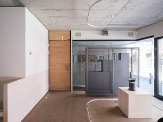 <strong>Verhuurde handelsruimte op een absolute toplocatie </strong><br /> <br />Deze architecturale handelsruimte (BJ 2008) bevindt zich in een bruisende buurt waar mode, design en lifestyle samenkomen. De centrale ligging en de uitstekende bereikbaarheid maken van deze locatie een echte hotspot in de stad. <br /> <br />De ruimte van 45 m², naar de hand van architect Eddy François en interieurarchitecte Caroline De Wolf, is ingericht als winkel/expositieruimte met een lange zitbank, een afzonderlijk toilet en een compacte berging.<br /> <br />Het geheel straalt een minimalistische, maar uitgesproken karaktervolle esthetiek uit, met krachtige elementen zoals het zichtbare betonnen plafond en de grote raampartijen aan de voorgevel. <br /> <br />Er is een kelderberging voorzien, dewelke bereikbaar is via een lift/platform vanuit de handelsruimte. <br /><br /><strong>Samengevat: een zorgeloze investering dankzij zijn centrale ligging, de bijzondere architectuur en het recent afgesloten huurcontract (= handelshuur van 9 jaar).</strong><br /><br />Contacteer ons kantoor om meer inzicht te krijgen in het huurcontract en de huuropbrengsten. 